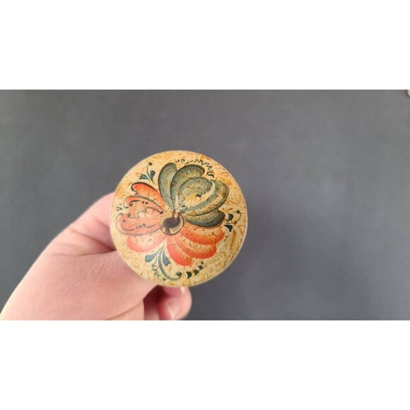 Circular Handpainted Floral Button Brooch - Picture 4 of 10